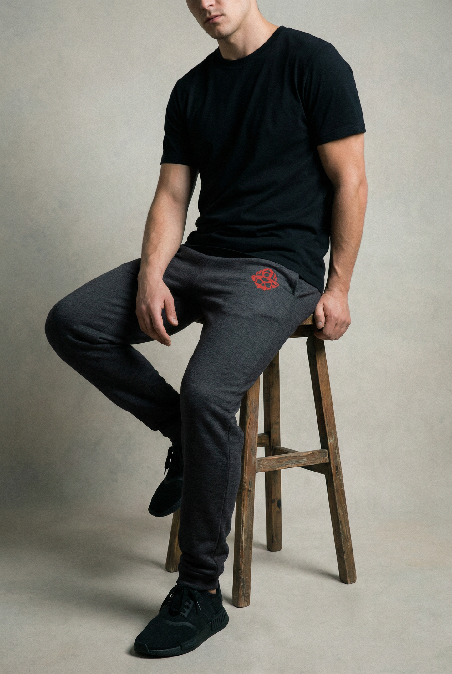 Rotes Totenkopf-Logo, BESTICKTE Premium-Jogginghose