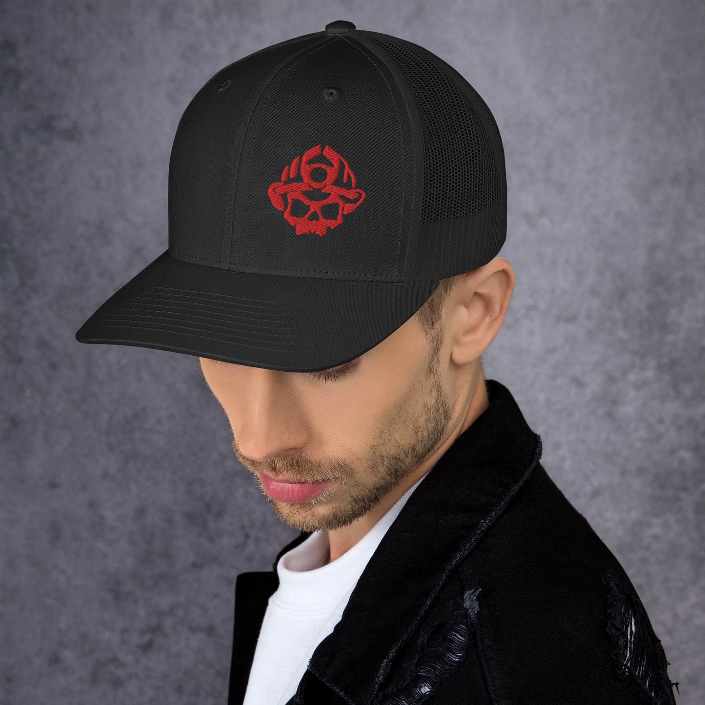 Gorra de camionero bordada en 3D con el logotipo de Red Skull