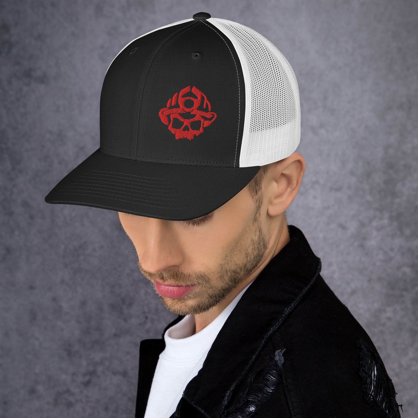 Gorra de camionero bordada en 3D con el logotipo de Red Skull