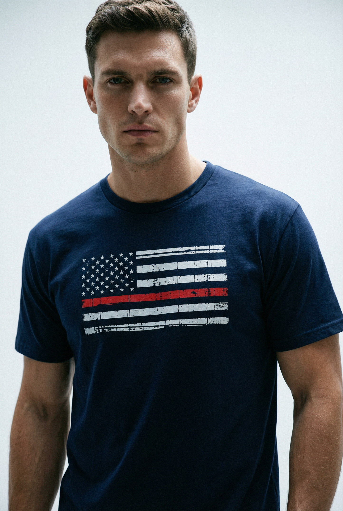 Camiseta premium con la bandera de EE. UU. y línea roja delgada