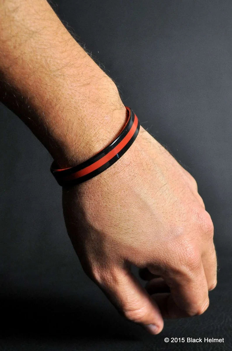 Dünne rote Linie, beidseitige Silikonarmbänder, Totenkopf-Logo, Rückseite