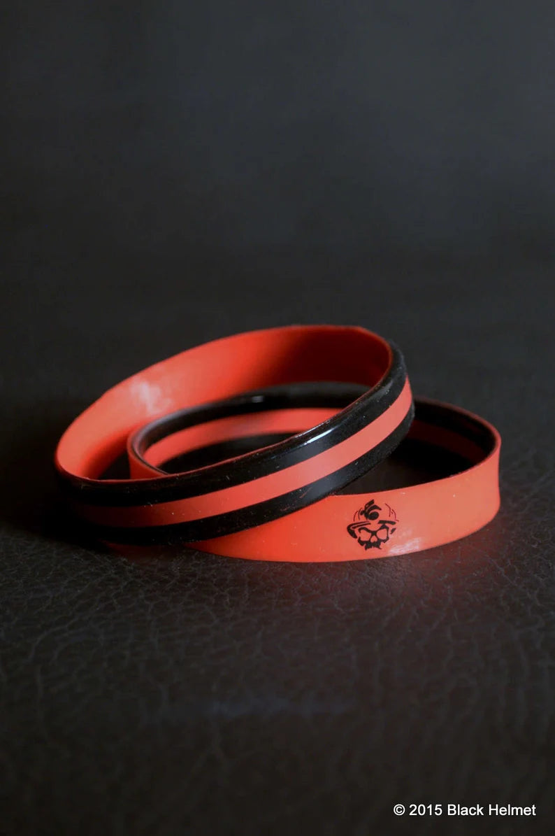 Dünne rote Linie, beidseitige Silikonarmbänder, Totenkopf-Logo, Rückseite