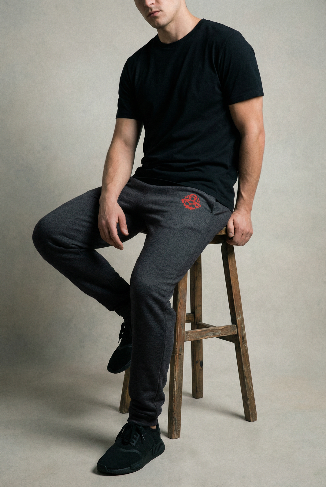 Rotes Totenkopf-Logo, BESTICKTE Premium-Jogginghose